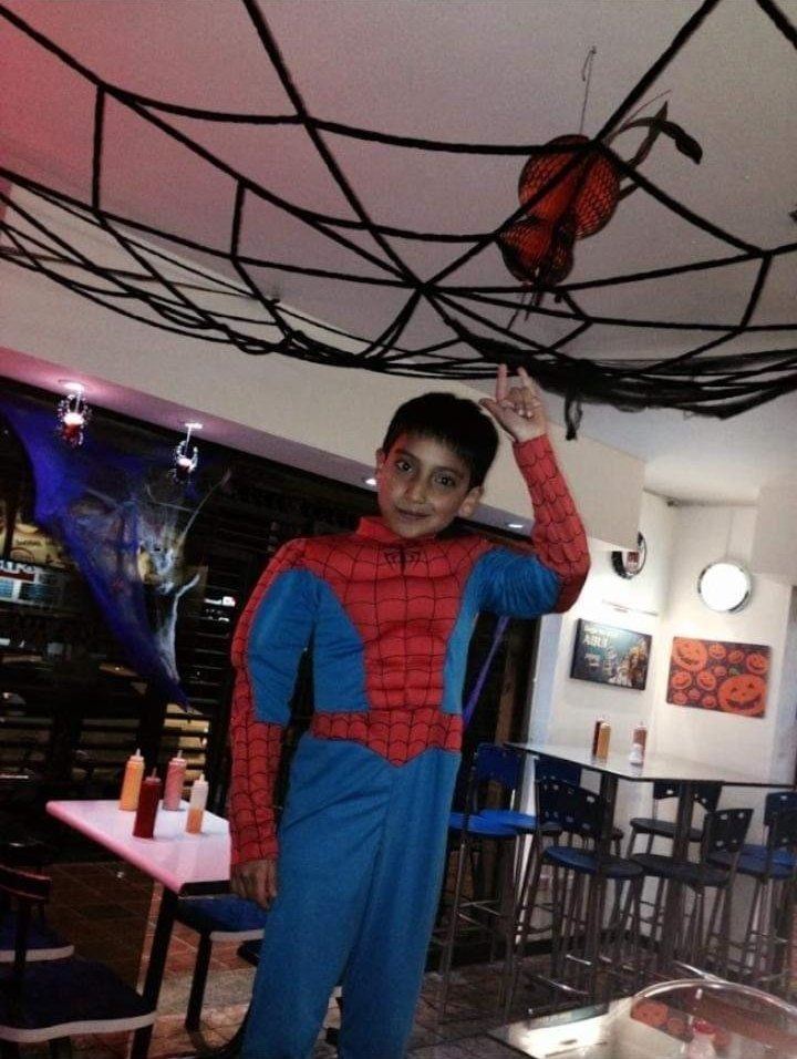 Juan de niño disfrazado de Spider-Man
